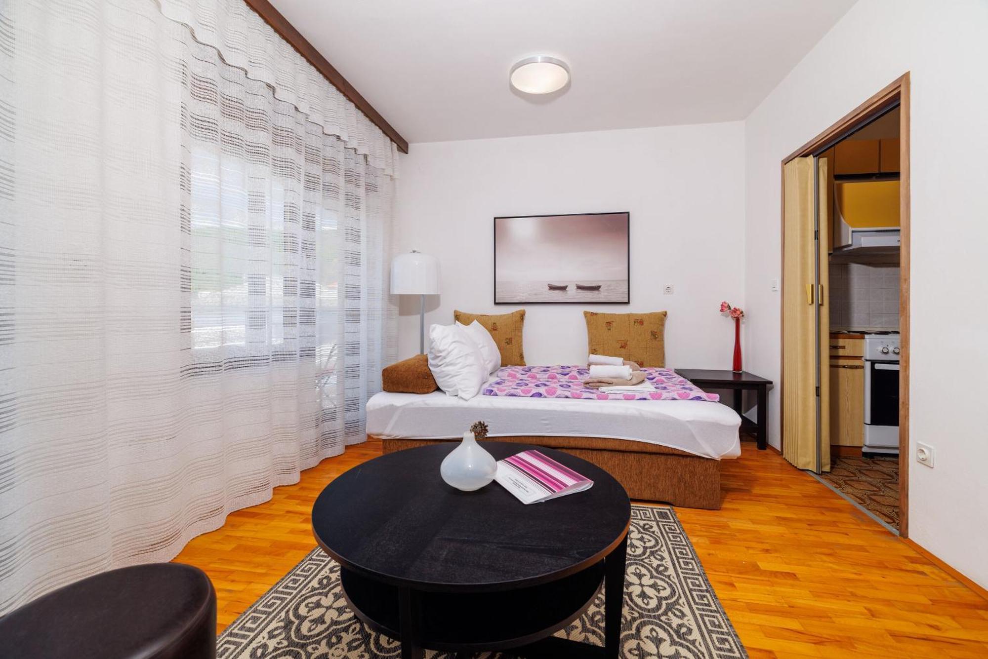 Apartament Zec *